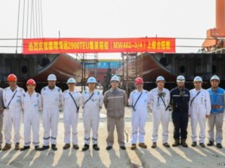 ��β�촬����2900TEU��װ�䴬˳���ϴ�̨