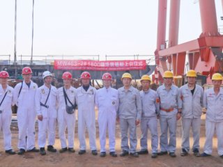 1800TEU��װ�䴬˳���ϴ�̨